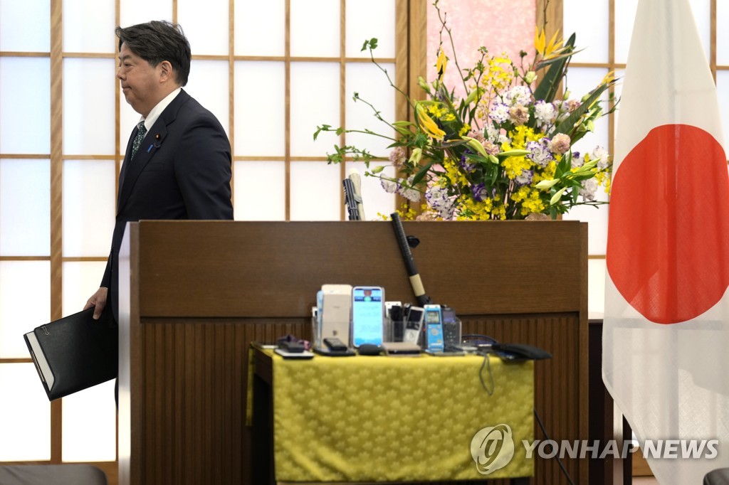 기자회견 마치고 나가는 하야시 외무상