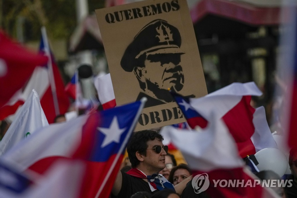 지난 4월 칠레 시위대가 들고 나온 것으로 '피노체트식 통치를 원한다'라고 적힌 피켓 