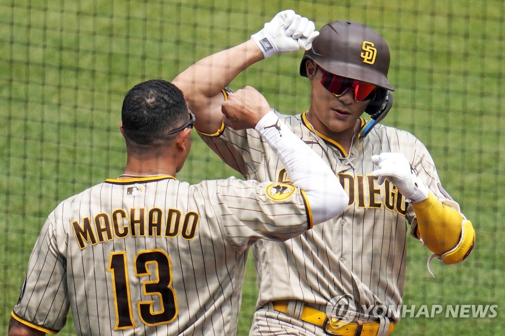 Ji Hwan Bae hits 3-run home run in bottom of 9th to lift Pirates