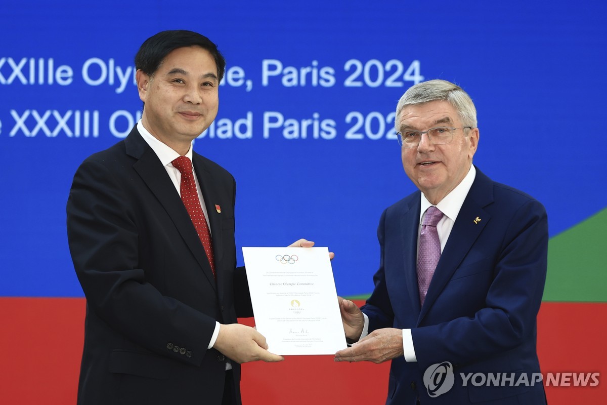 가오즈단 중국 국가체육총국장(왼쪽)과 바흐 IOC 위원장