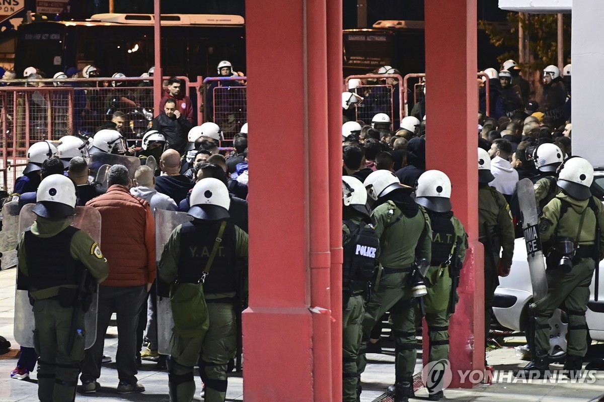 프로배구 경기장 밖에서 훌리건 난동 진압하는 그리스 경찰관들