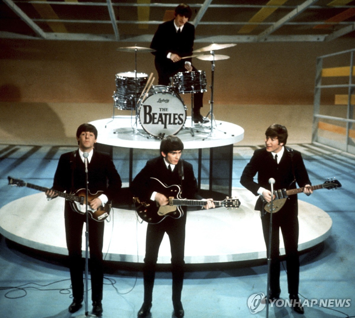 비틀스가 1964년 미 CBS방송의 '에드 설리번 쇼'에 출연했을 때의 모습 