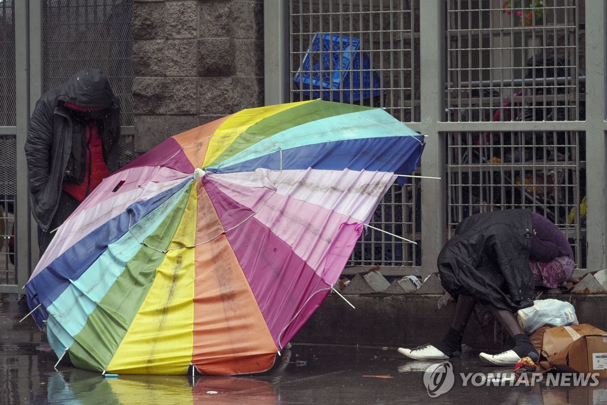 폭우 피해 길에 앉아있는 LA 노숙인들