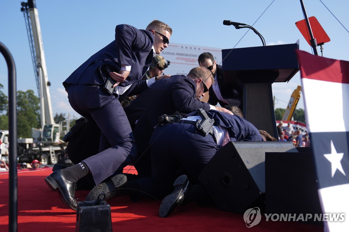 유세 도중 총상 입은 도널드 트럼프 전 미국 대통령