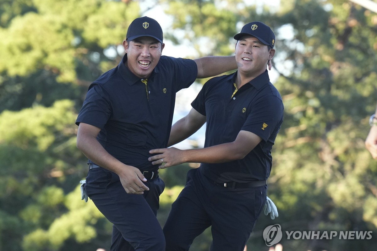 승리 확정한 뒤 기뻐하는 안병훈과 김시우