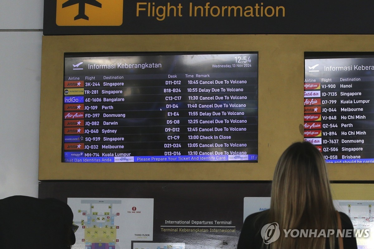 화산 폭발 영향으로 항공편 줄줄이 취소된 발리공항