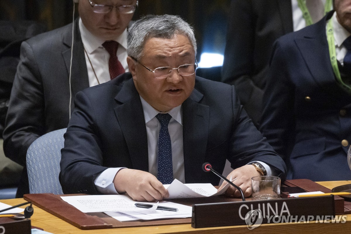 Esta foto, lanzada por Associated Press, muestra al embajador de China en el ONU FU Cong hablando durante una reunión del Consejo de Seguridad en la sede de la ONU el 20 de enero de 2025.