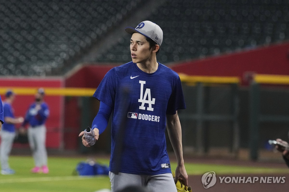 '어깨 통증' MLB 다저스 사사키, 취재진 앞에서 캐치볼