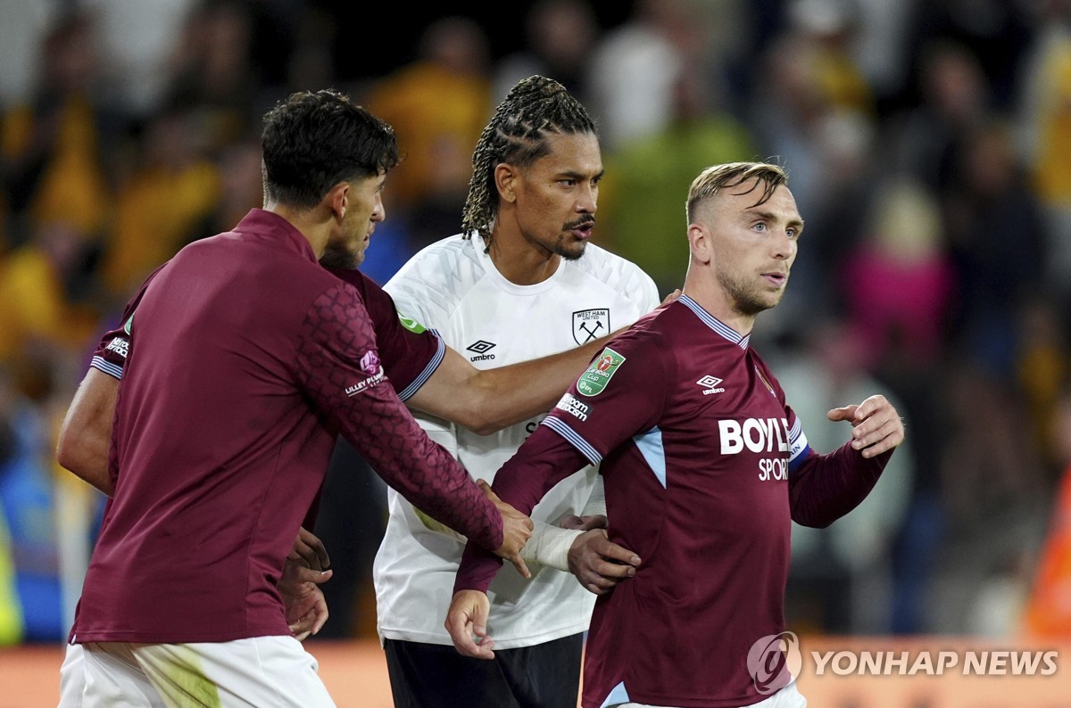 EPL 울브스에 역전패한 웨스트햄 주장, 팬과 마찰 빚은 후 사과