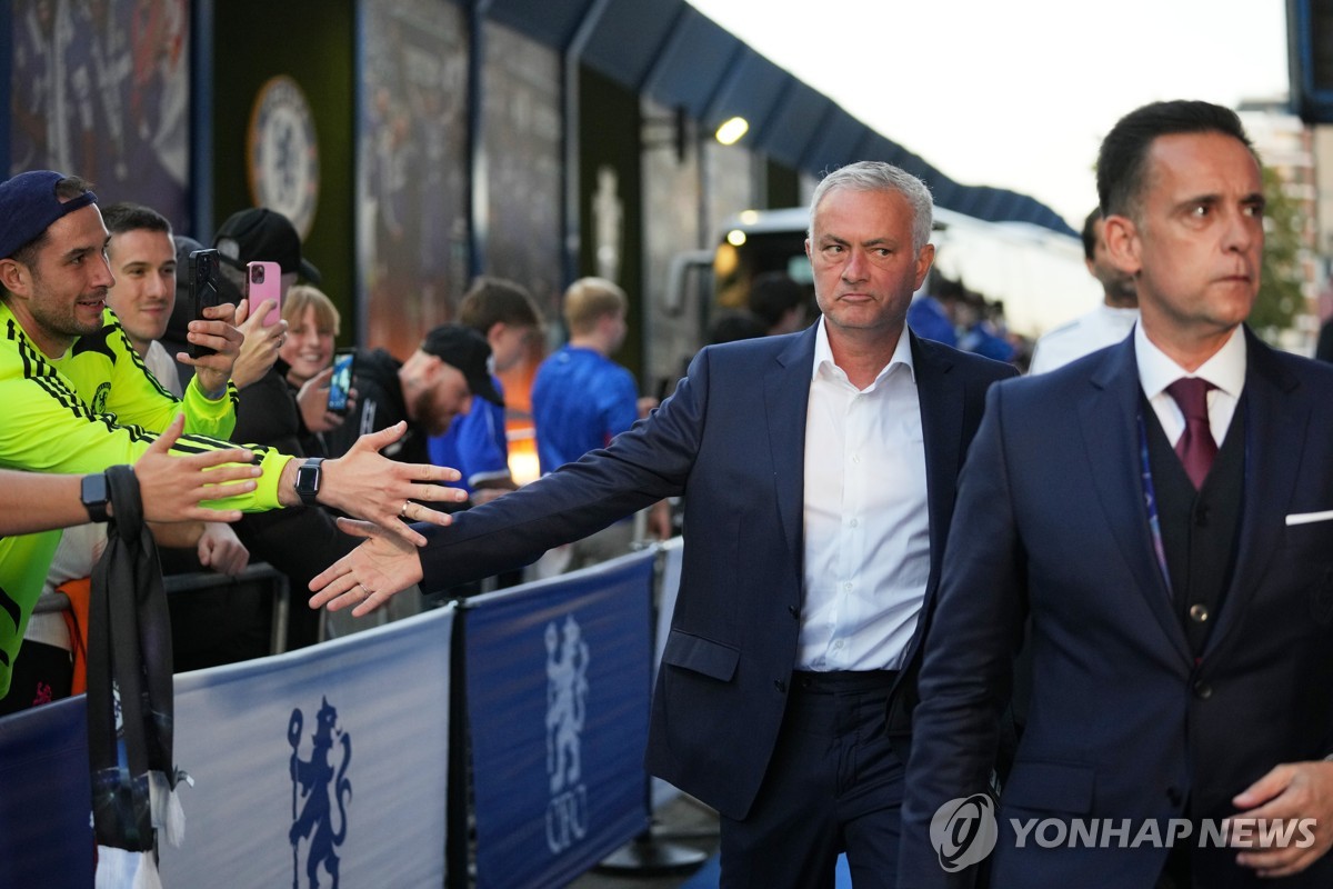 스탬퍼드 브리지로 입장하는 조제 모리뉴 감독