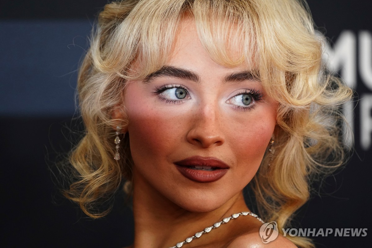 백악관 이민단속 영상에 노래 삽입된 사브리나 카펜터 역겹다