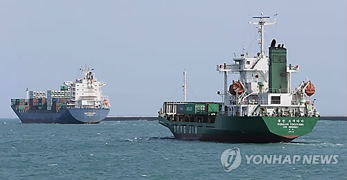 مصدر: قارب شمالي يحذر سفينة شحن جنوبية في البحر الشرقي، مطالبا لها بالتحرك إلى البحر المفتوح