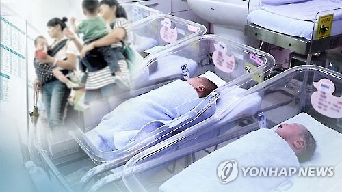'쥐꼬리' 육아휴직급여 높아질까… 최저임금 수준 상향 '만지작'