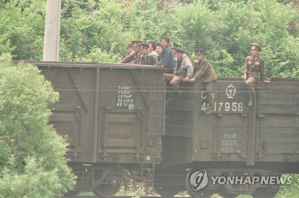 화물열차 타고 가는 북한 주민