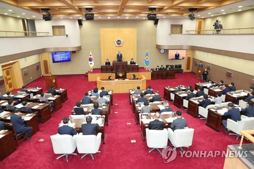 충북도의회 생활임금 조례 의결…道 "재의요구 검토"