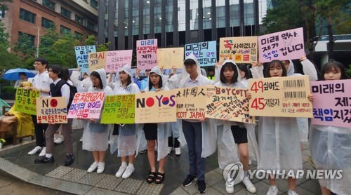 記者会見を開き日本製品不買運動への参加を宣言する高校生たち＝２６日、ソウル（聯合ニュース）