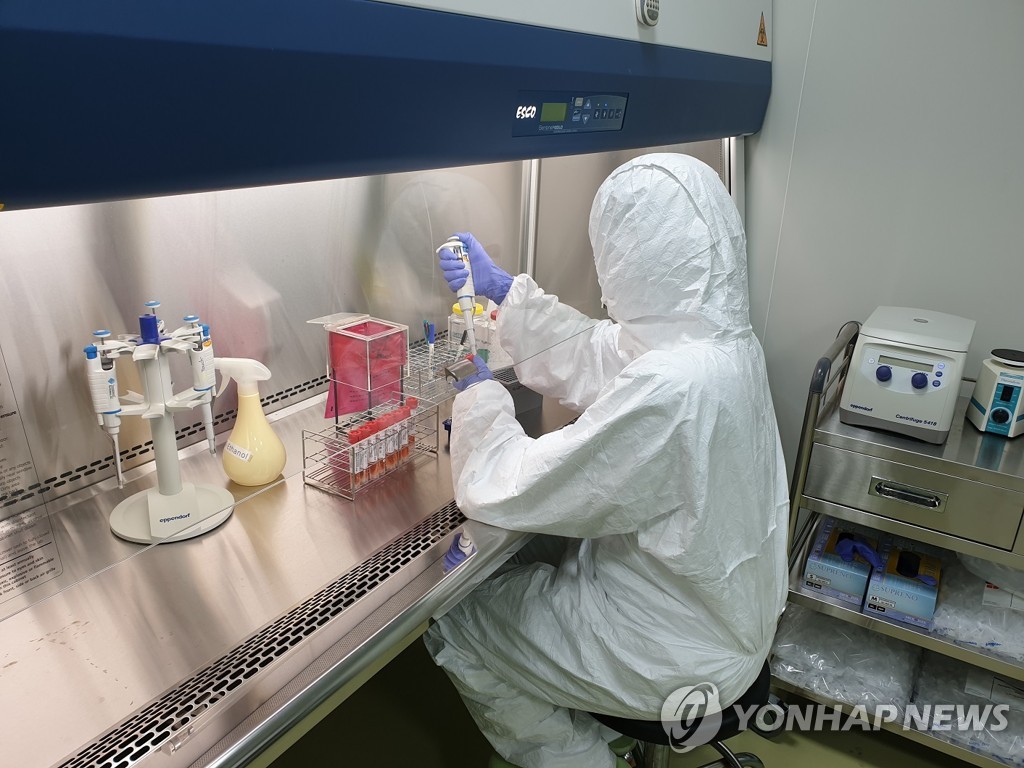 "코로나19 치료제, 이르면 올해 말 출시…백신은 2021년 생산"