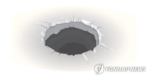 서울 강서구 마곡동 인도서 3ｍ 깊이 싱크홀…1명 부상