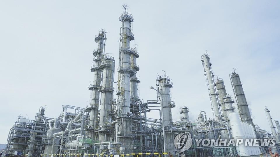 This file photo shows Lotte Chemical Corp.'s Daesan factory in Seosan, about 150 kilometers southwest of Seoul. (PHOTO NOT FOR SALE) (Yonhap) 