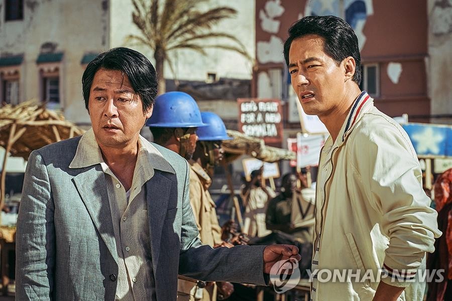 This photo, provided by Lotte Entertainment, shows a scene from South Korean action film "Escape from Mogadishu." (PHOTO NOT FOR SALE) (Yonhap)