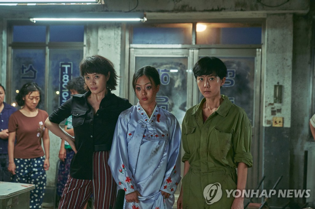 A scene from Ryoo Seung-wan's crime action thriller "Smugglers" is seen in this photo provided by its distributor NEW. (PHOTO NOT FOR SALE) (Yonhap)