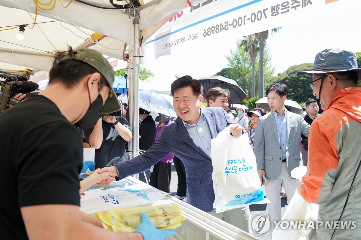 제주 수산물 소비 촉진 행사장 찾은 오영훈 제주지사