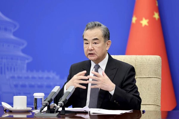 "中왕이, EU에 '러시아 패배시 美초점 中으로 이동 …