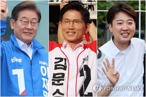 Lee embraces center-right politicians; Kim clings to candidacy merger with minor party