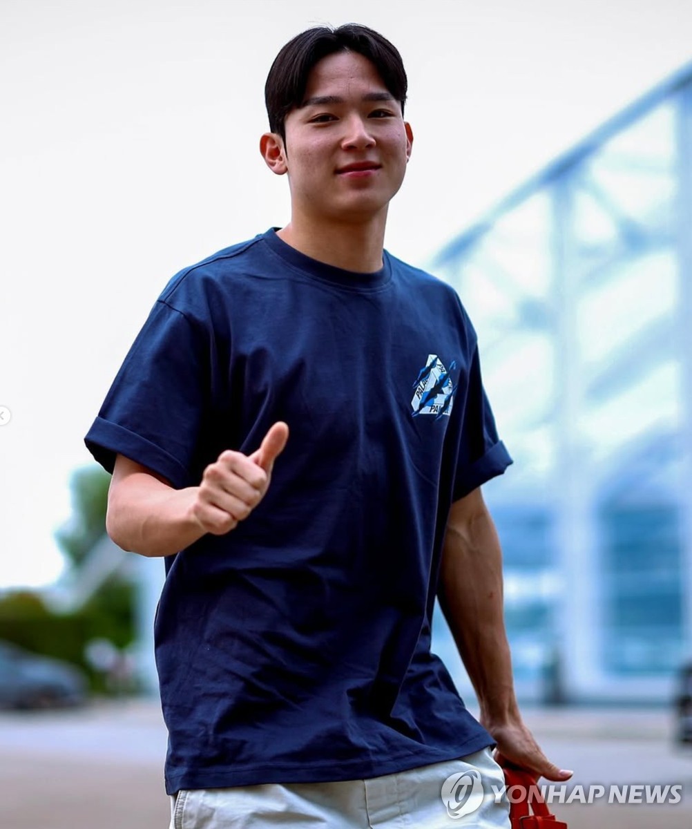 손가락을 추켜들며 훈련장에 도착한 양민혁