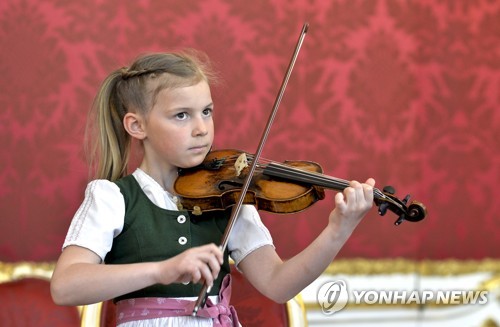 시진핑 중국 국가주석 앞에서 모차르트 바이올린을 연주할 오스트리아 7세 소녀[AFP=연합뉴스]