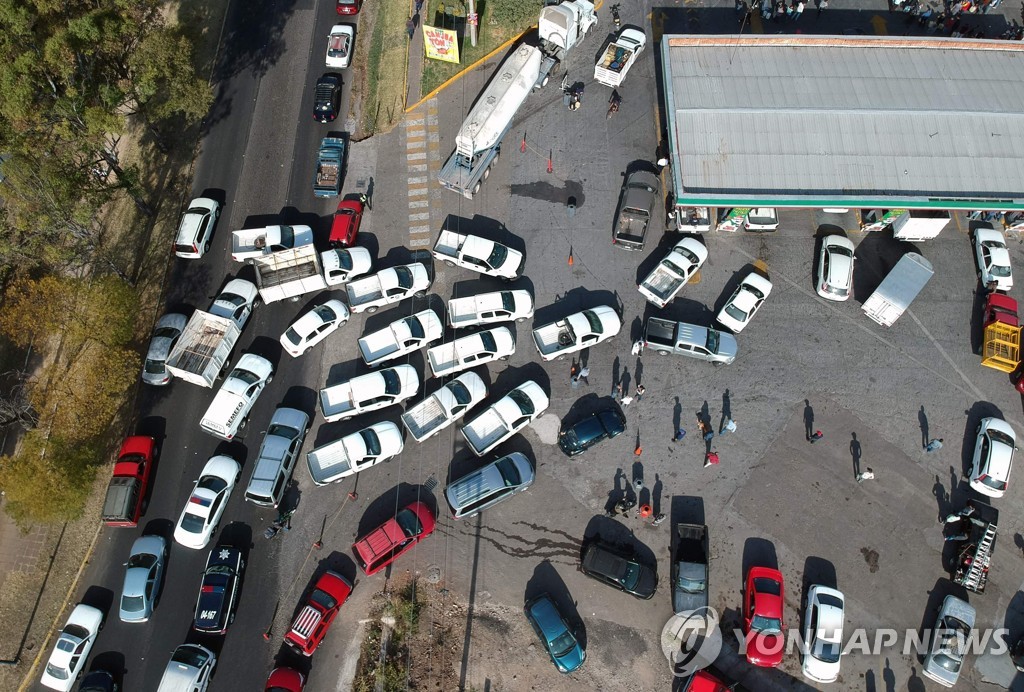 미초아칸 주의 한 주유소에서 주유하려고 긴 줄을 선 차들 [AFP=연합뉴스] 