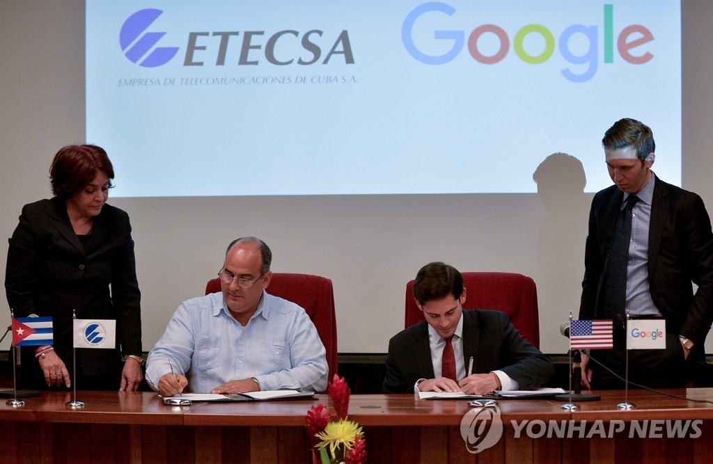 쿠바 내 인터넷 트래픽 교환 및 접속 서비스 개선을 위한 양해각서(MOU)에 서명하는 에텍사와 구글 관계자. [AFP=연합뉴스] 