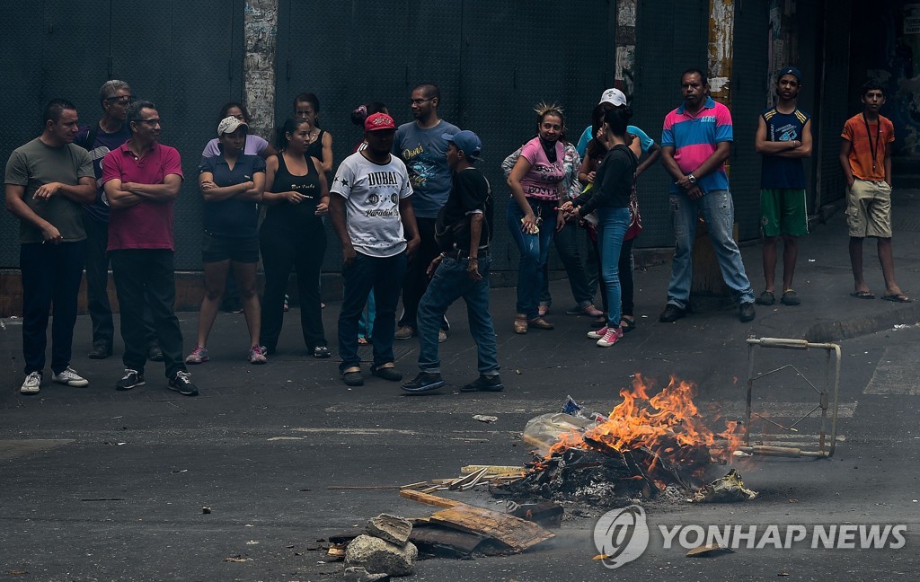 지난달 31일 베네수엘라 수도 카라카스 거리에서 항의시위를 벌이는 시민들