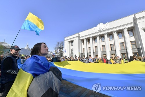 '퇴임 앞둔' 우크라 포로셴코, 우크라語 의무화 추진…러, 반발