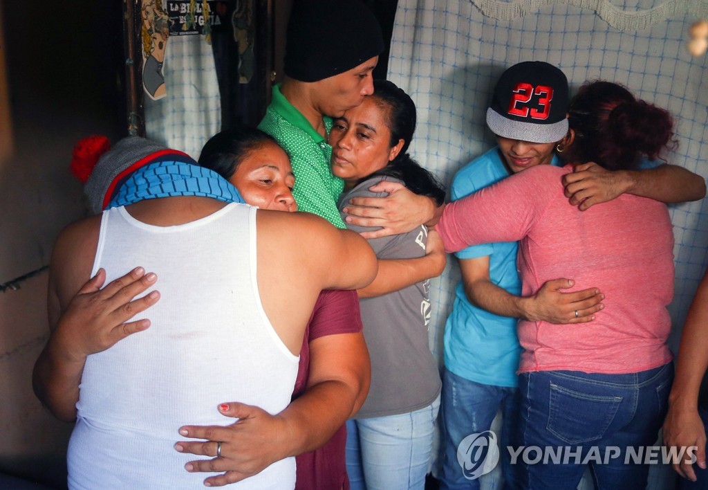 가족과 재회하는 니카라과 반정부 시위 정치범들 [AFP=연합뉴스] 