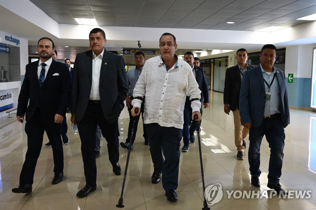 베네수엘라 입국이 거부돼 과테말라로 돌아간 히아마테이 대통령 당선인(흰 옷)