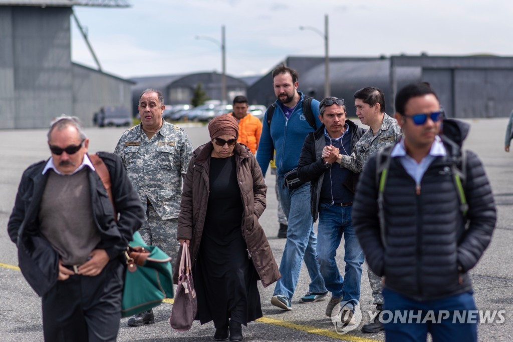 푼타 아레나스에 도착한 실종기 탑승객 가족들