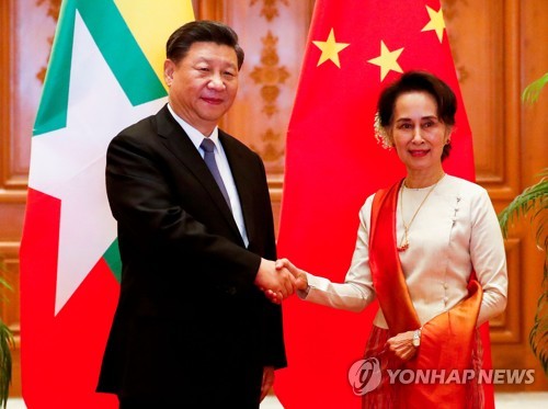 18일 미얀마를 방문해 아웅산 수치 국가고문(오른쪽)과 악수하는 시진핑 중국 국가주석 / 연합뉴스
