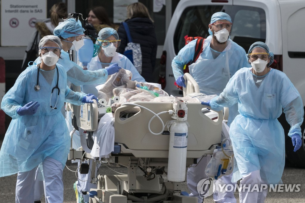 지난 3월 22일 프랑스 동부 뮐루즈의 한 병원 의료진이 응급환자를 이송하고 있다. [AFP=연합뉴스 자료사진]