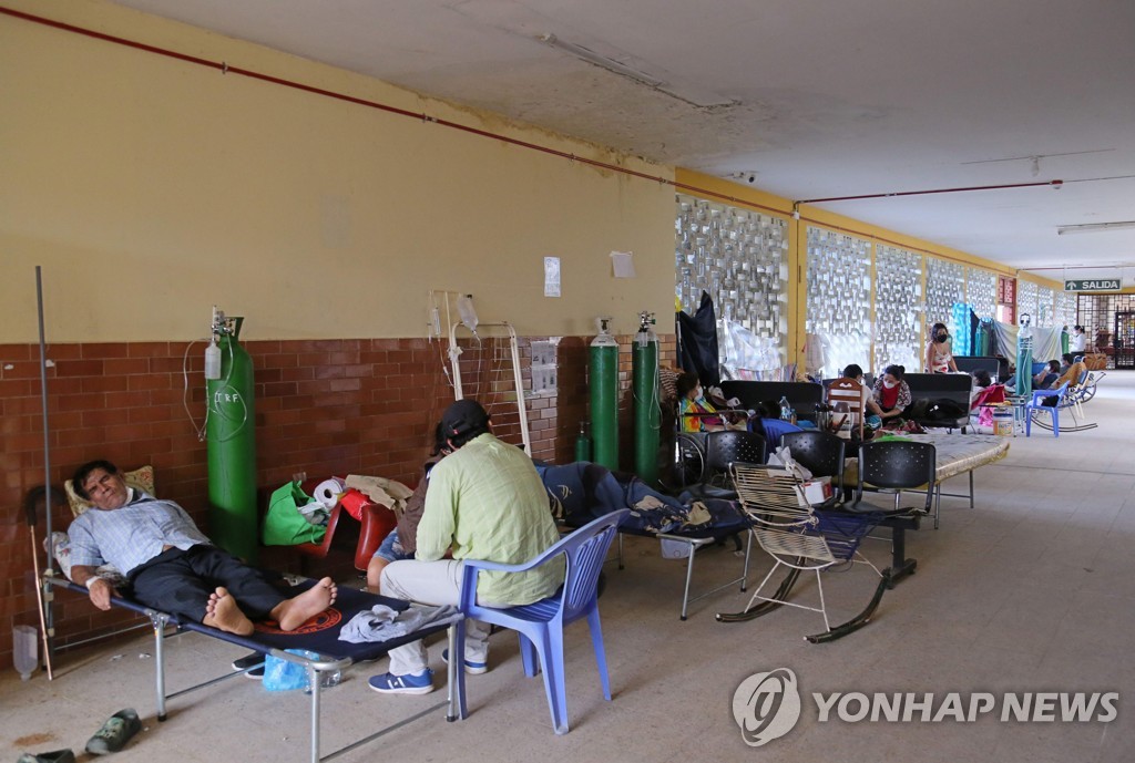 지난 14일(현지시간) 페루 이키토스의 한 병원에서 코로나19 환자들이 복도에서 치료를 받고 있다.