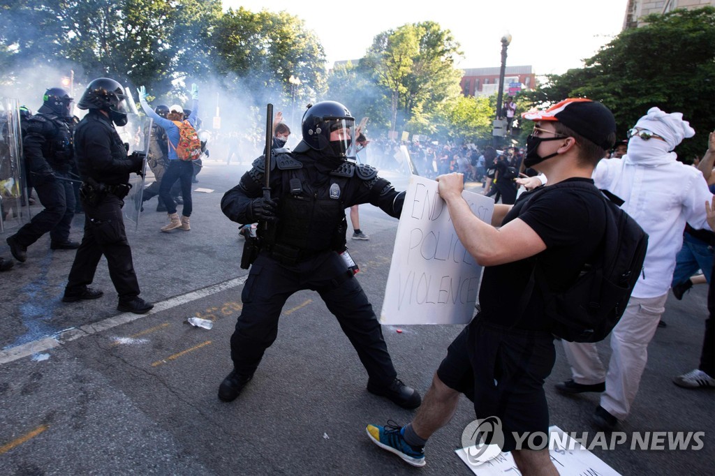 지난 1일 백악관 인근에서 시위대 진압에 나선 경찰