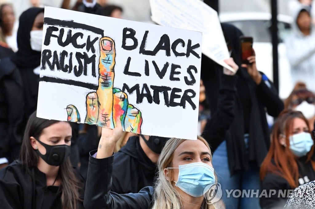 '흑인사망' 시위에 참여한 시위대가 '흑인의 목숨도 중요하다'고 적힌 플래카드를 들고 있는 모습