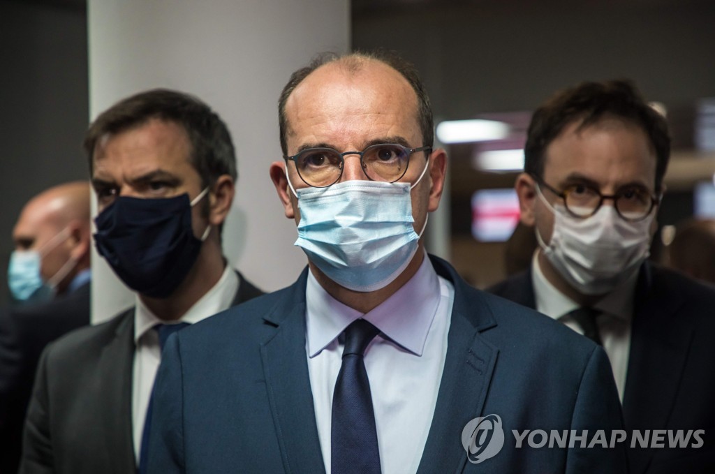 24일 파리 근교 샤를드골 국제공항을 방문한 장 카스텍스 프랑스 총리(가운데) [AFP=연합뉴스]