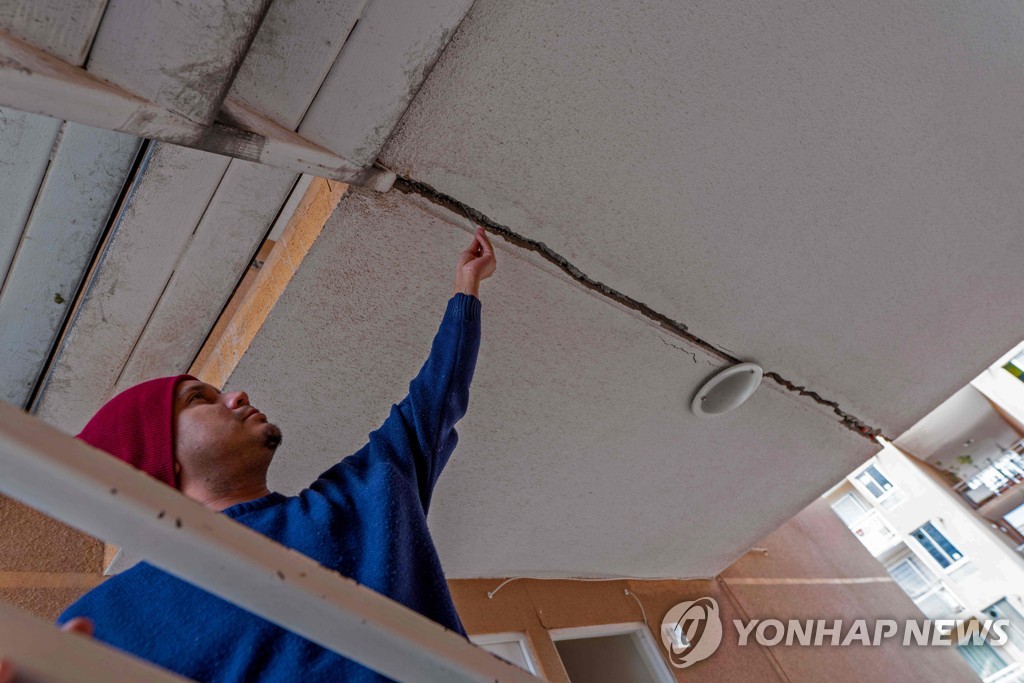 1일 자정 무렵(현지시간) 6.8 지진으로 갈라진 칠레 코피아포의 한 건물