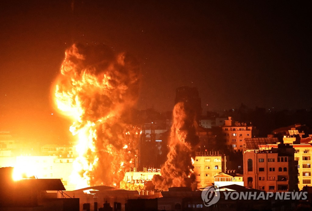 17일 새벽 이스라엘의 폭격으로 불타는 가자지구의 건물들 [AFP=연합뉴스]