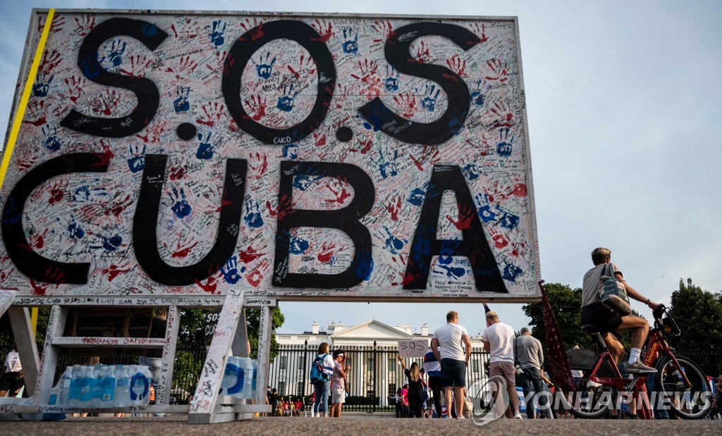 미 백악관 앞에 설치된 'SOS 쿠바'