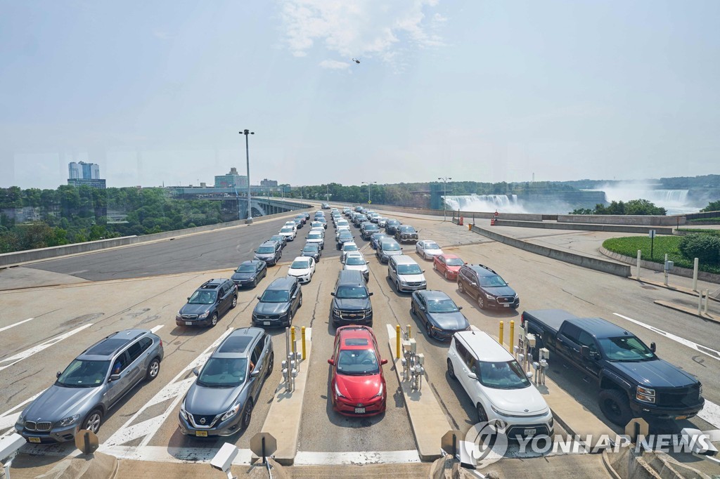 지난 9일 캐나다가 접종 완료 미국인의 입국을 재허용한 첫날 미·캐나다 국경서 대기하는 차량들