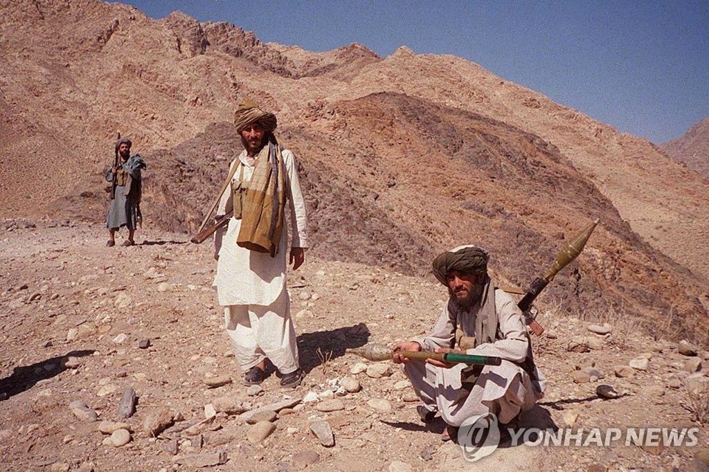 2001년 10월 아프가니스탄 잘랄라바드 인근에서 카메라에 포착된 탈레반 병사들