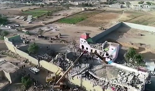 폭격으로 폐허가 된 예멘 사다의 임시수용소 건물.