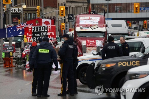 트럭 시위 현장의 캐나다 경찰